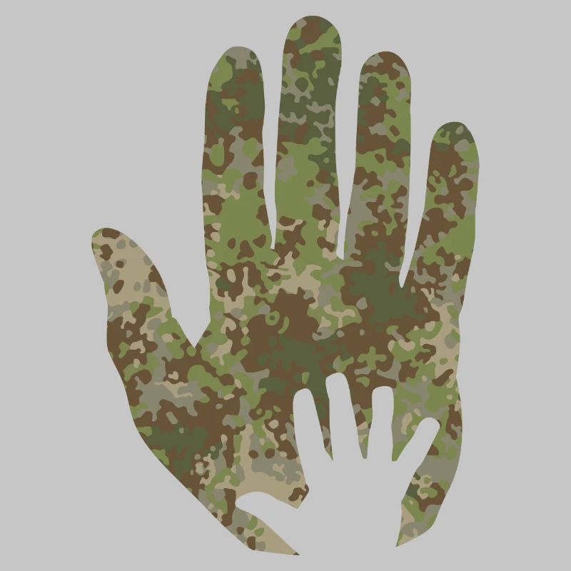 Main de bébé de camouflage multitarn à la main