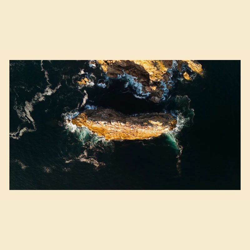 Roche côtière dans le bleu de la mer