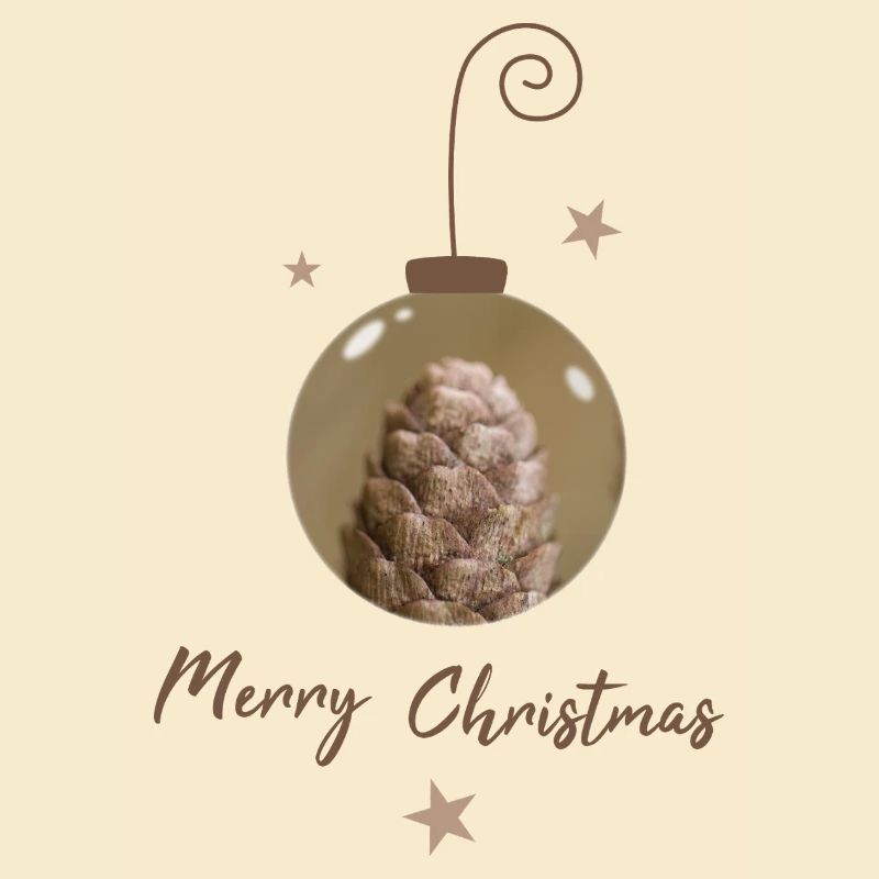 Bal de Noël avec décoration de Noël en cône
