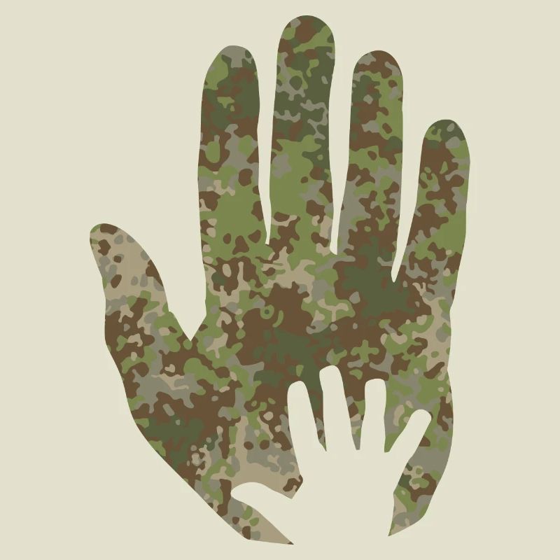 Main de bébé de camouflage multitarn à la main