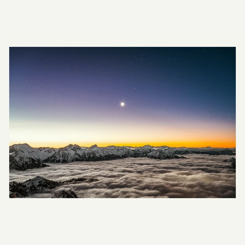 Lever de lune au-dessus d’une mer de nuages