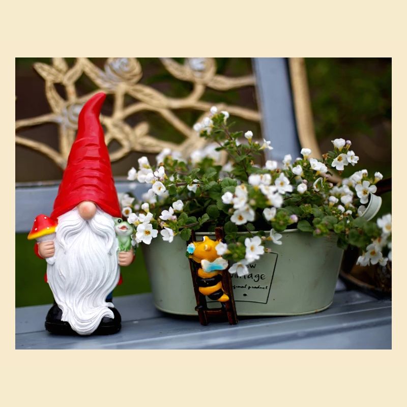 Nain de jardin dans un pot de fleurs