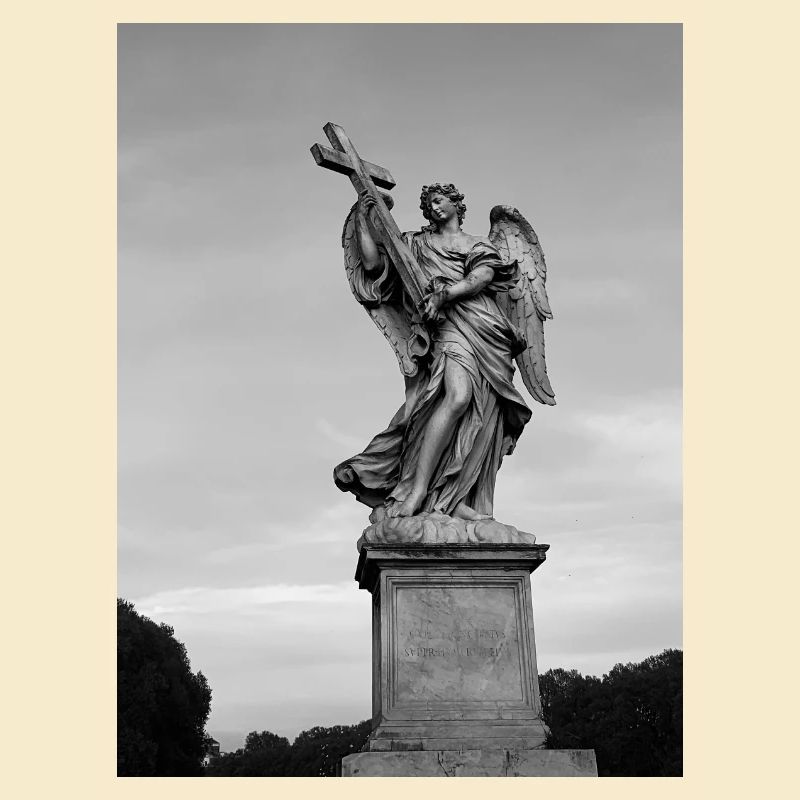 Statue d’ange avec croix grise