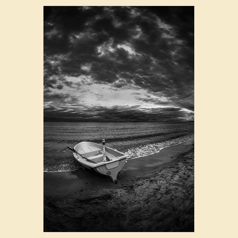 Ein Boot an einem dunklen Ufer