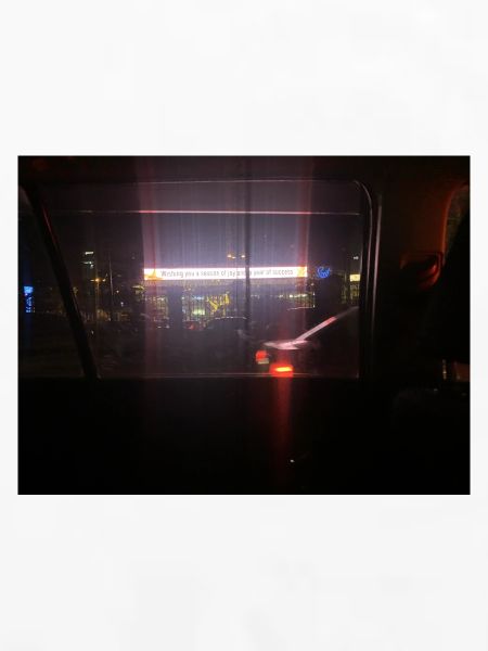 Neonlichter Skyline im Dunkeln