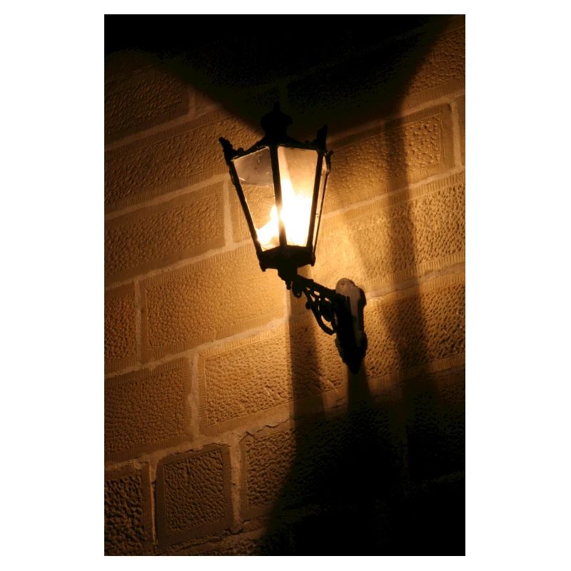 Lanterne nocturne sur mur de briques