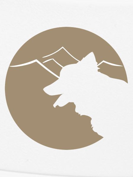 Hundsilhouette im Gebirge oder Dünen