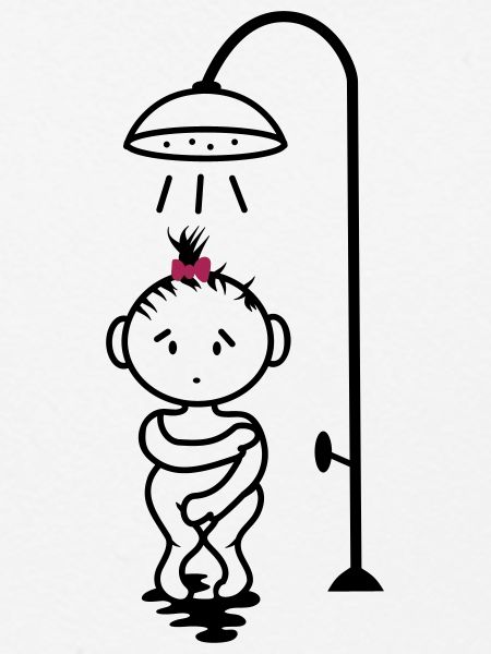 scheues Mädchen unter der Dusche