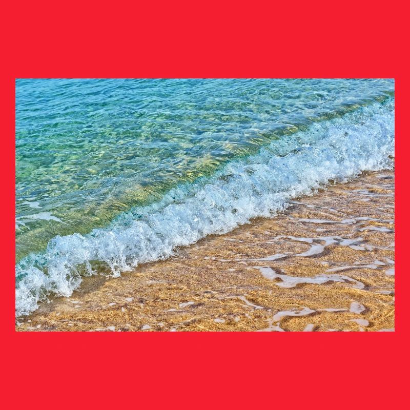 Des vagues cristallines sur une plage de sable doré