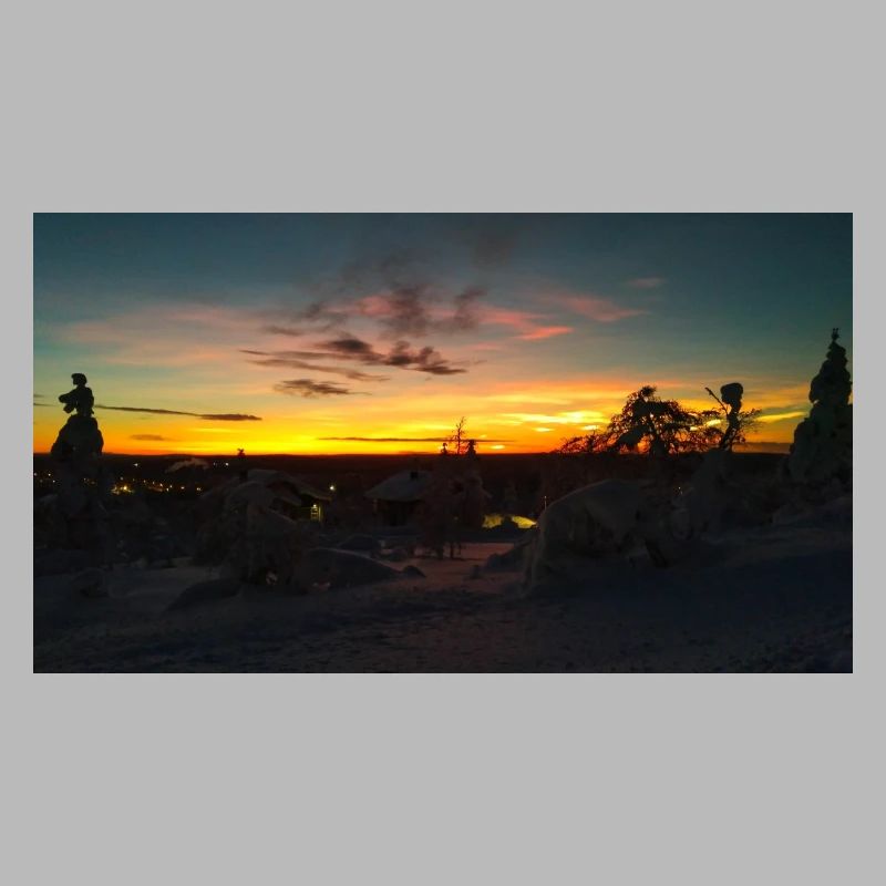 Coucher de soleil dans un paysage enneigé