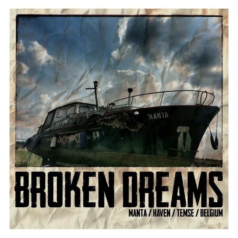 Verfallenes Schiff mit Himmelshintergrund