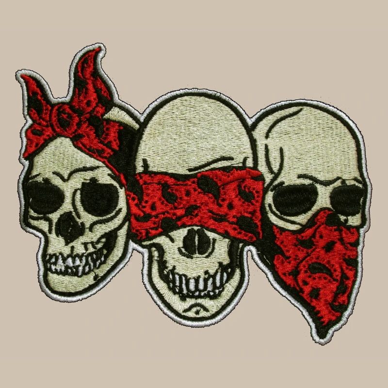 Trois crânes avec un masque oculaire rouge / Trois crânes