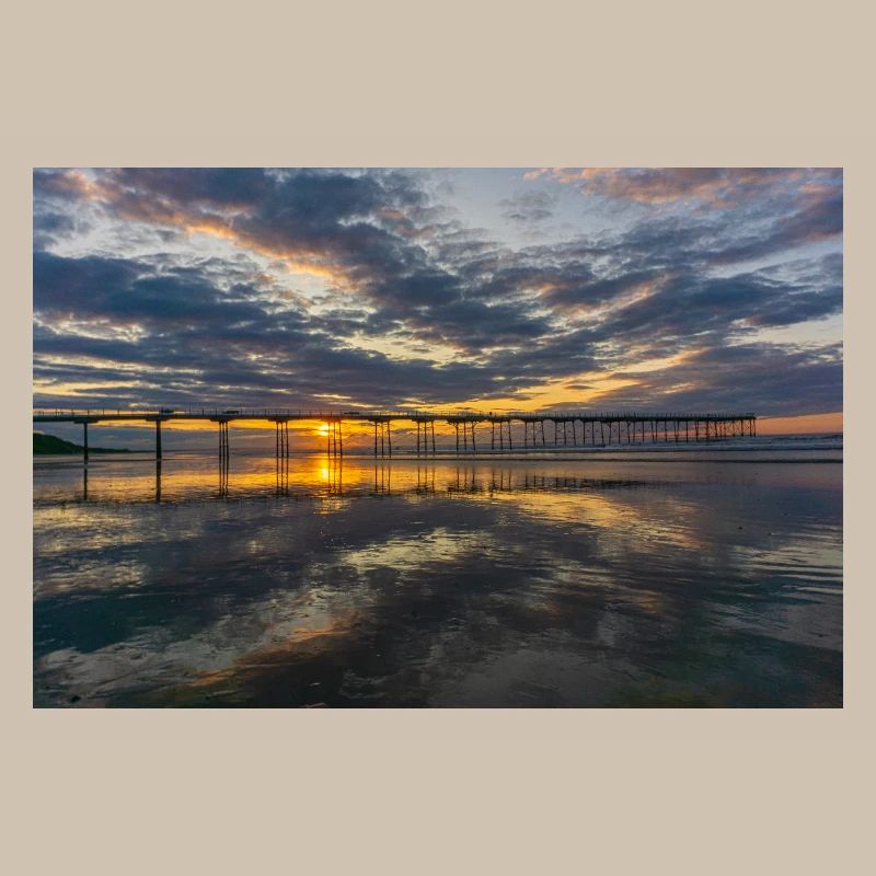 Reflets de la jetée du coucher de soleil