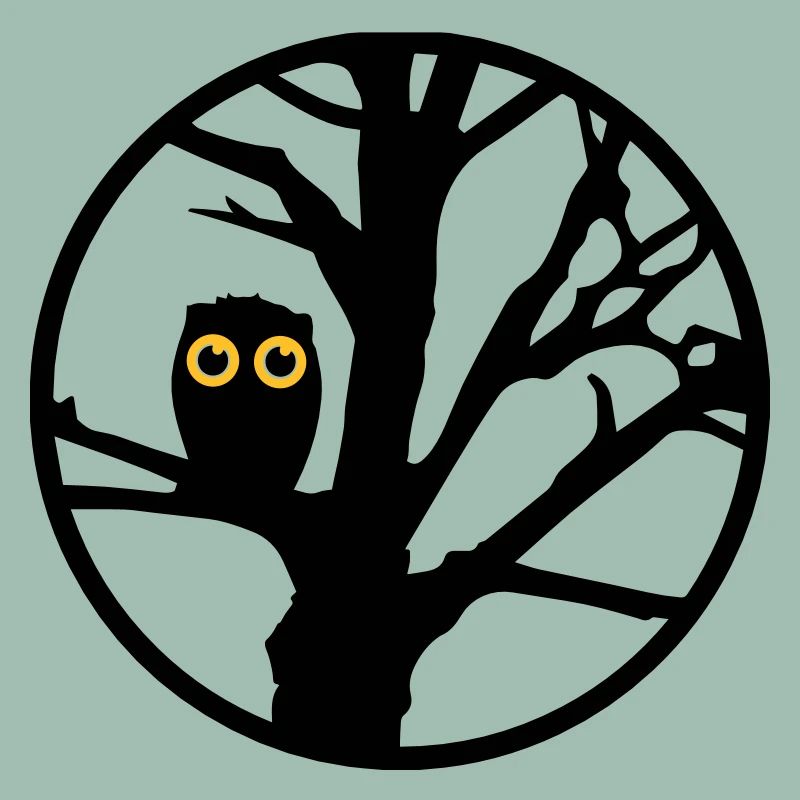 Eine Eule sitzt auf einem Baum