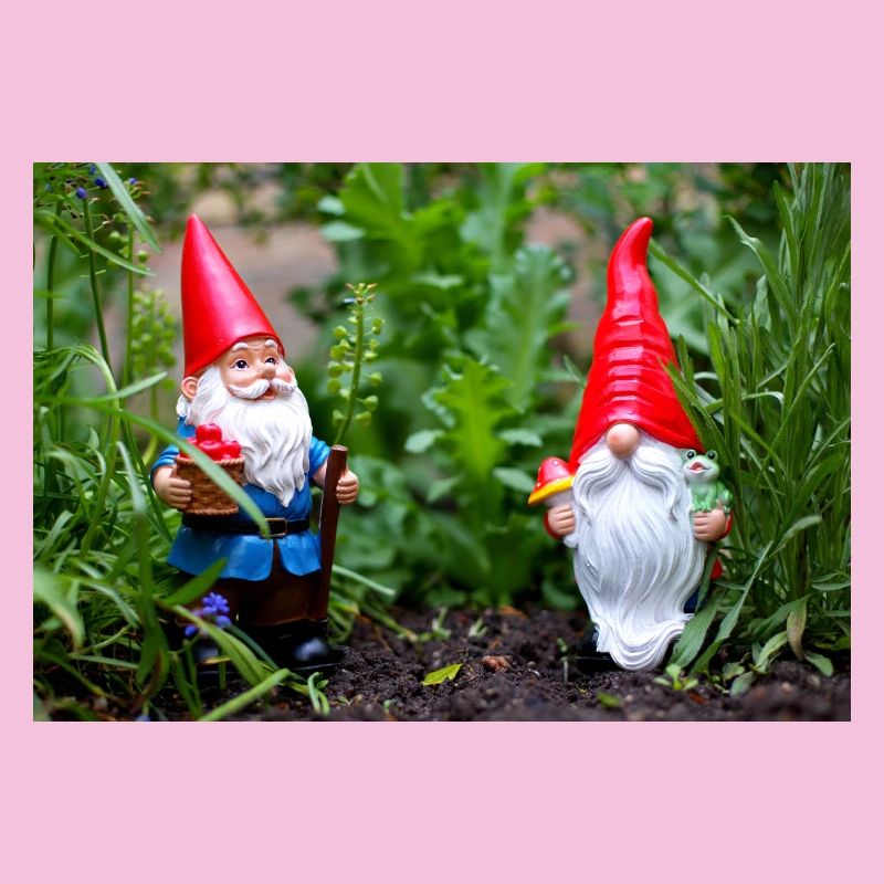 Nain de jardin dans le jardin fleuri