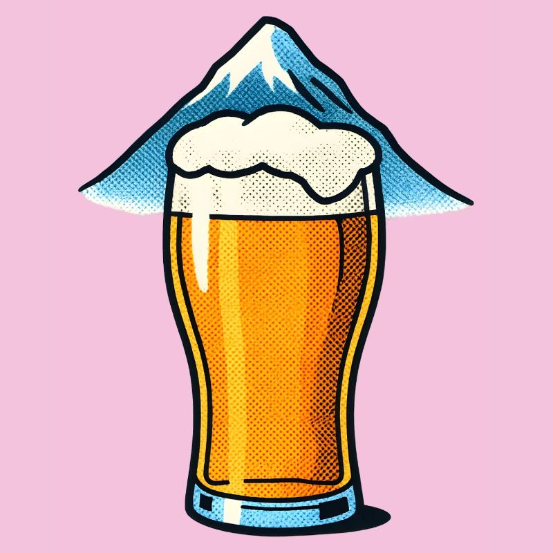 Bierglas vor Berggipfel