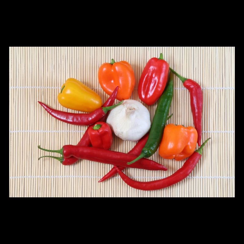 Bunte Chilischoten und Knoblauch