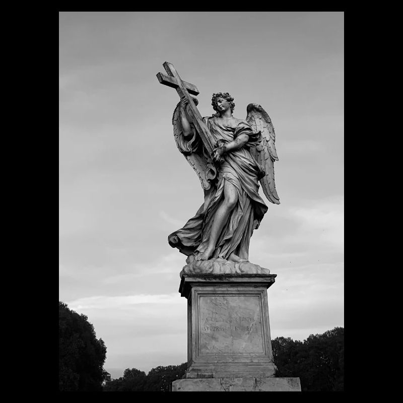 Engelstatue mit Kreuz in Grau