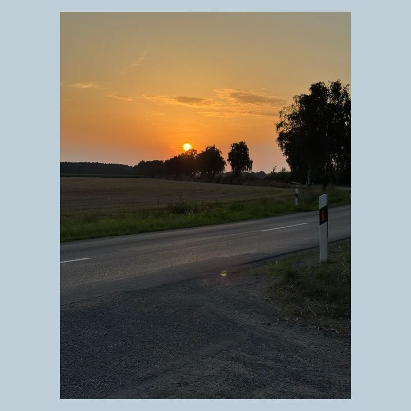 Coucher de soleil sur le bord de la route