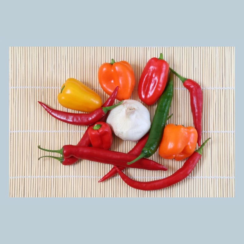Bunte Chilischoten und Knoblauch