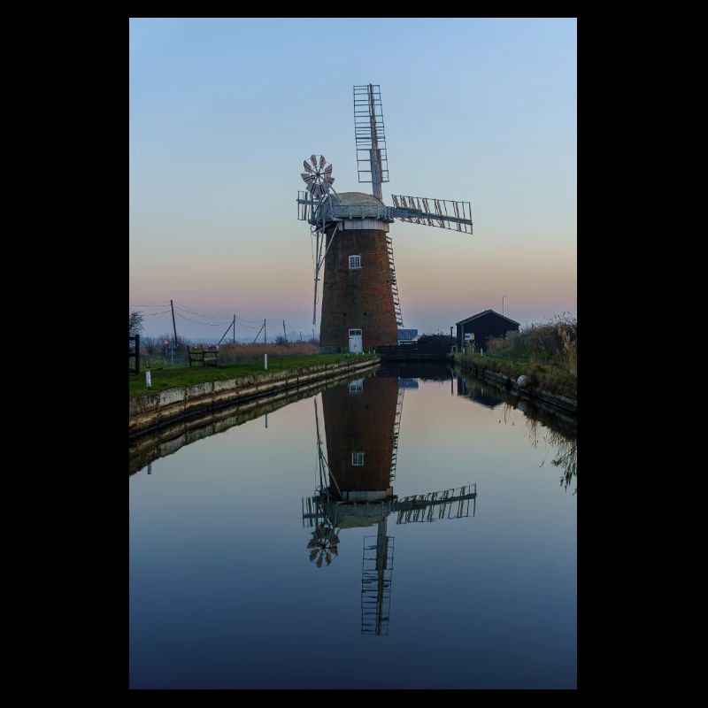 Moulin à vent près du canal tranquille