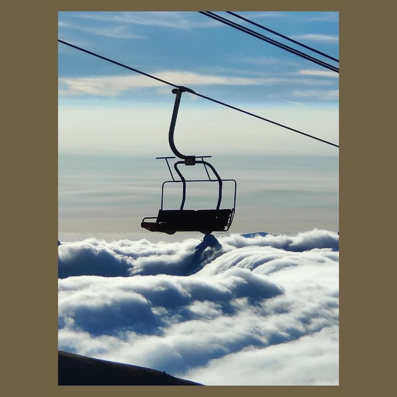 Mer de nuage et télésiège