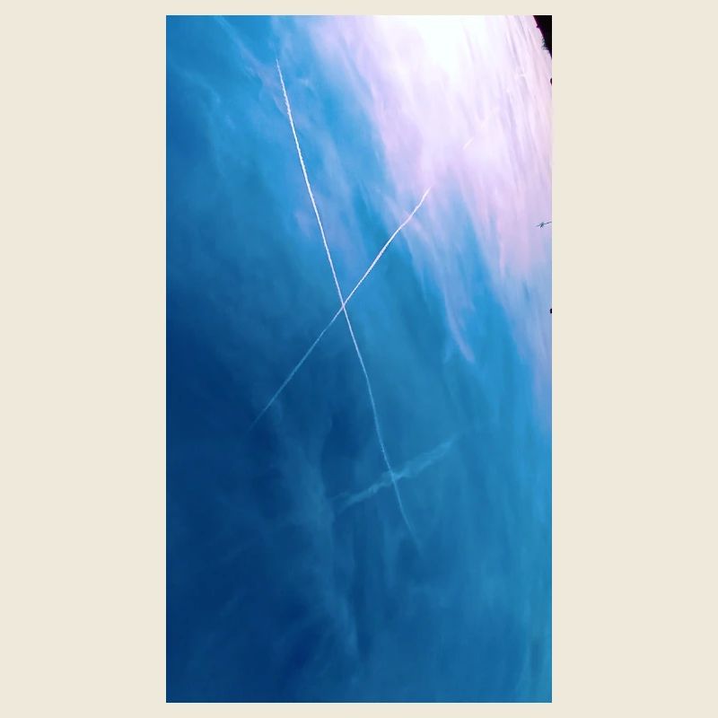Croix de traînées dans le ciel