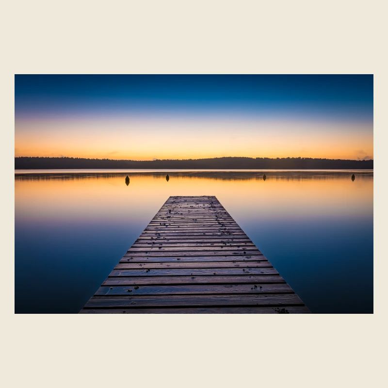 Quai au bord du lac à l’aube