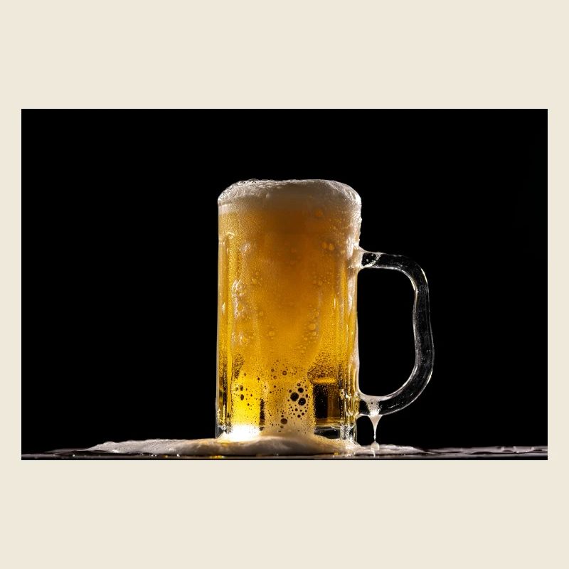 Chope de bière dans le noir : mousse scintillante