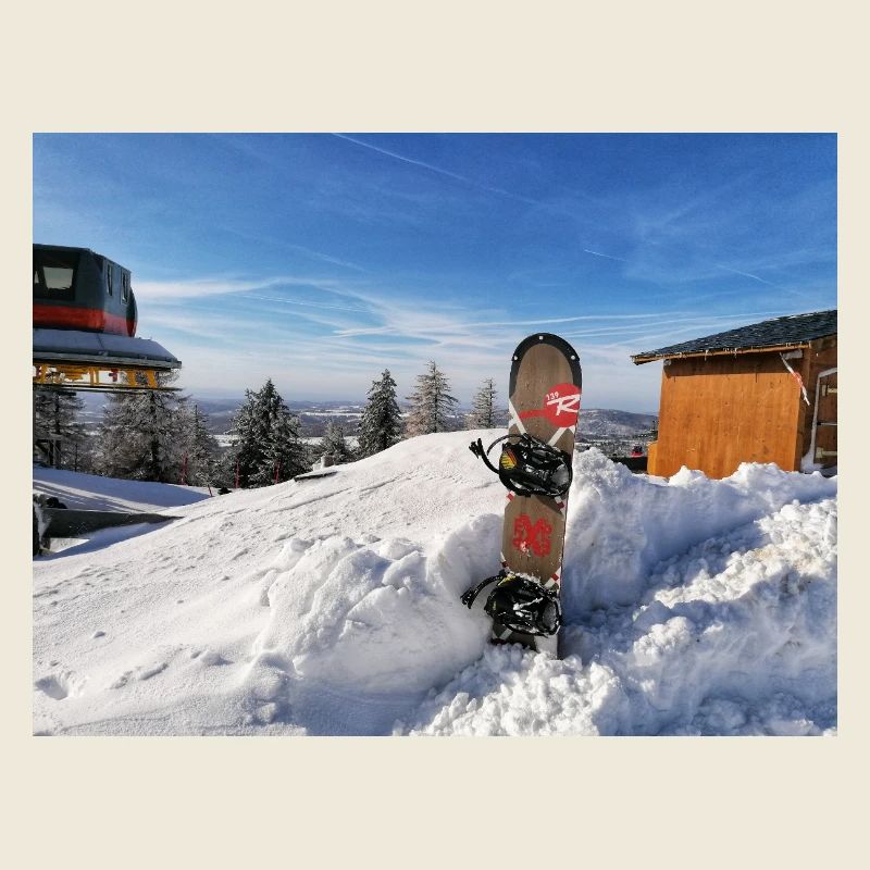 Snowboard auf sonniger Piste 
