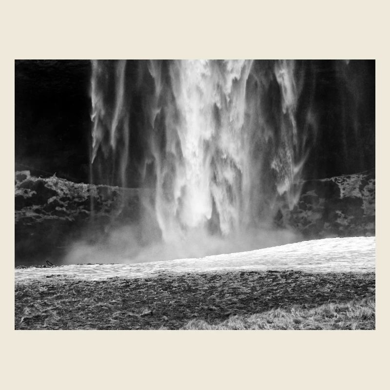 Monochromer Wasserfallnebel