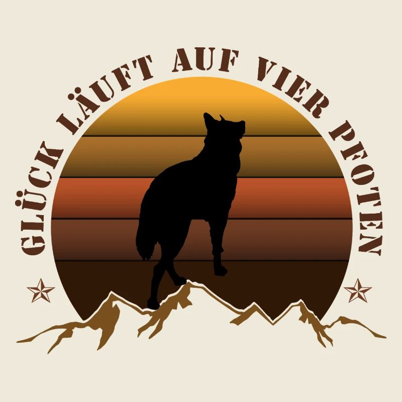 Abendlicher Wolf auf Bergkulisse