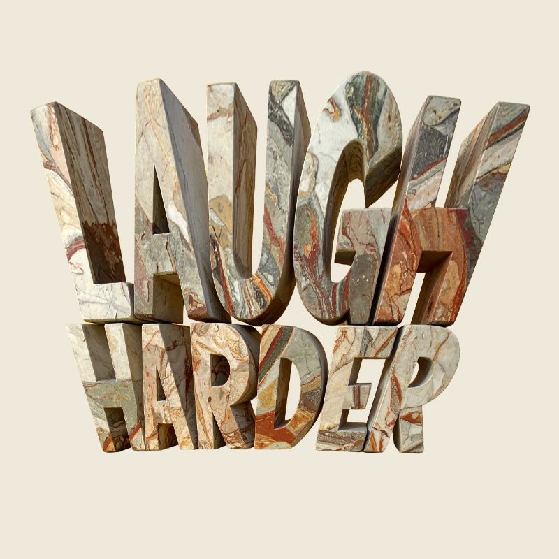 Laugh – Lettres de pierre monumentales modernes