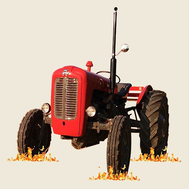 Roter Traktor im Feld