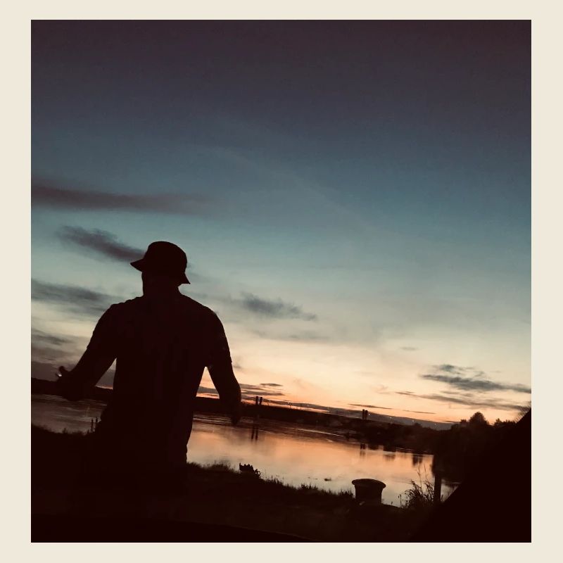 Flusslandschaft bei Sonnenuntergang
