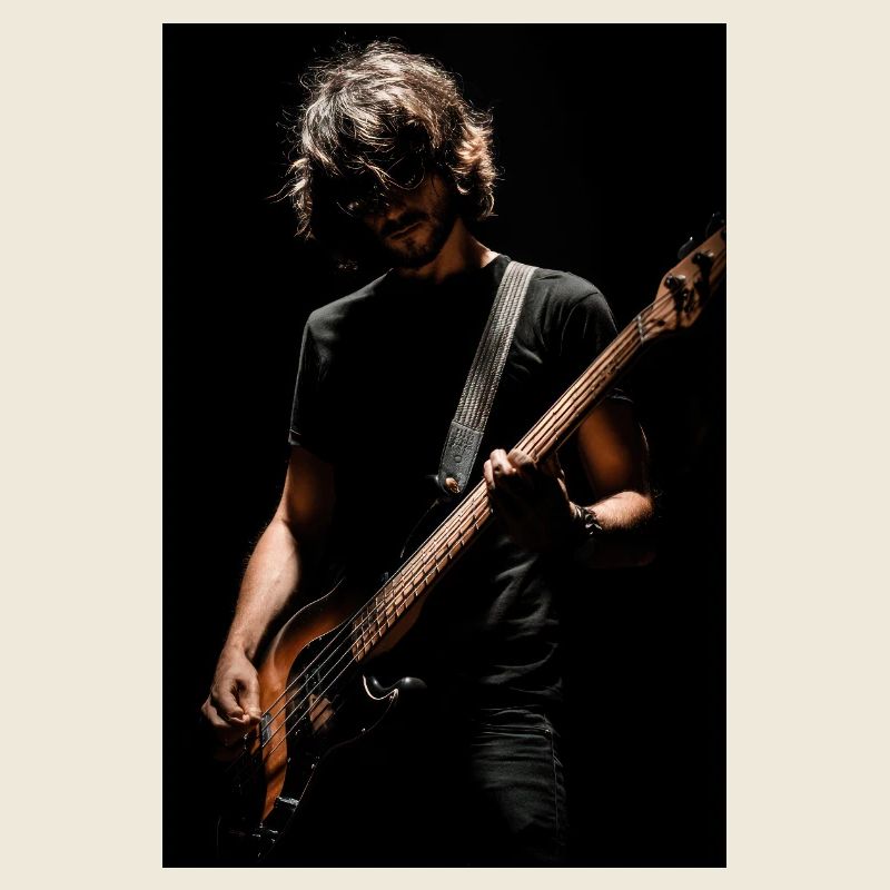 Mitternachts-Bassist im Schatten