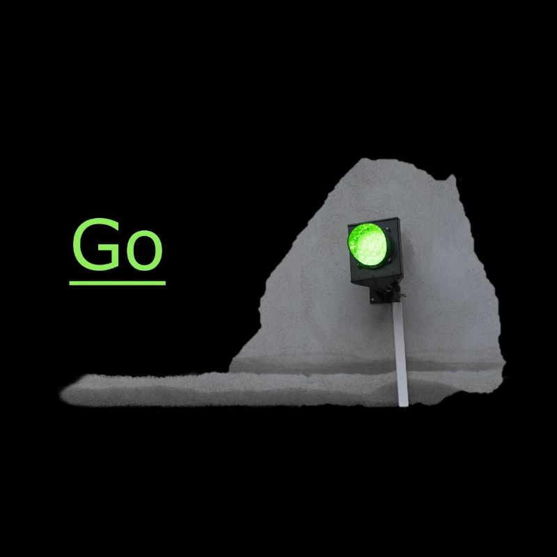 Le feu de circulation brille en vert devant le gris