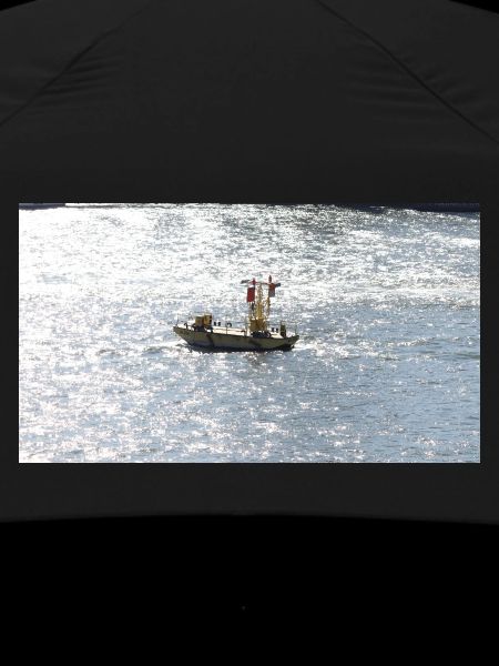 Fischerboot im Glitzermeer