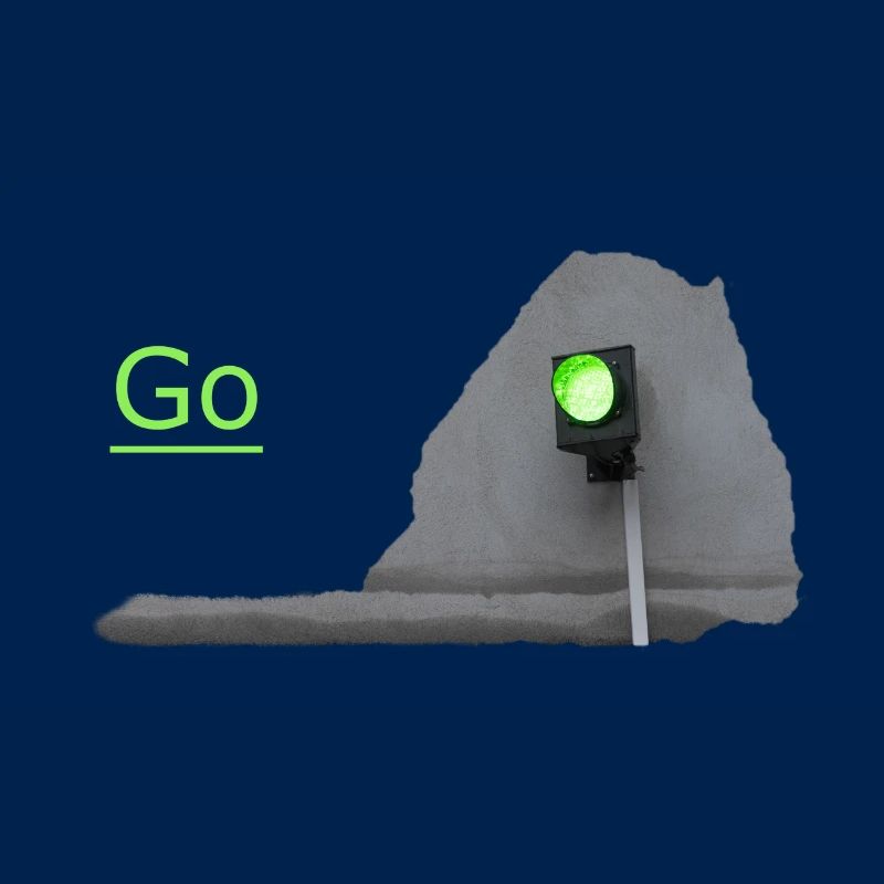 Le feu de circulation brille en vert devant le gris