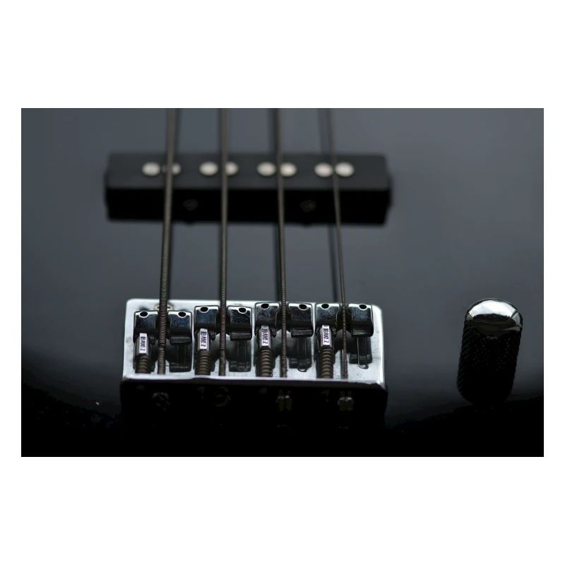 Le support latéral d’une basse électrique noire.