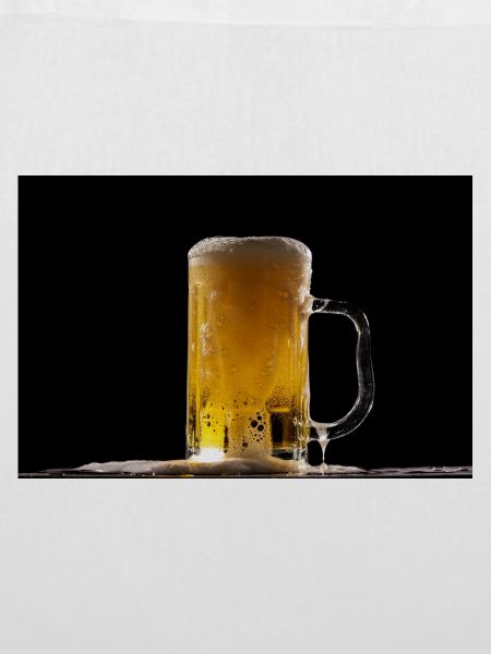 Bierkrug im Dunkel: Schaumschimmer