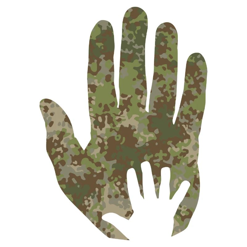 Main de bébé de camouflage multitarn à la main