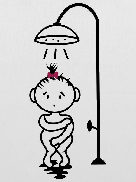 scheues Mädchen unter der Dusche