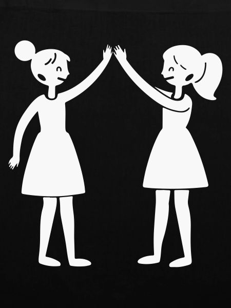 Zwei Freundinnen High-Five Silhouette