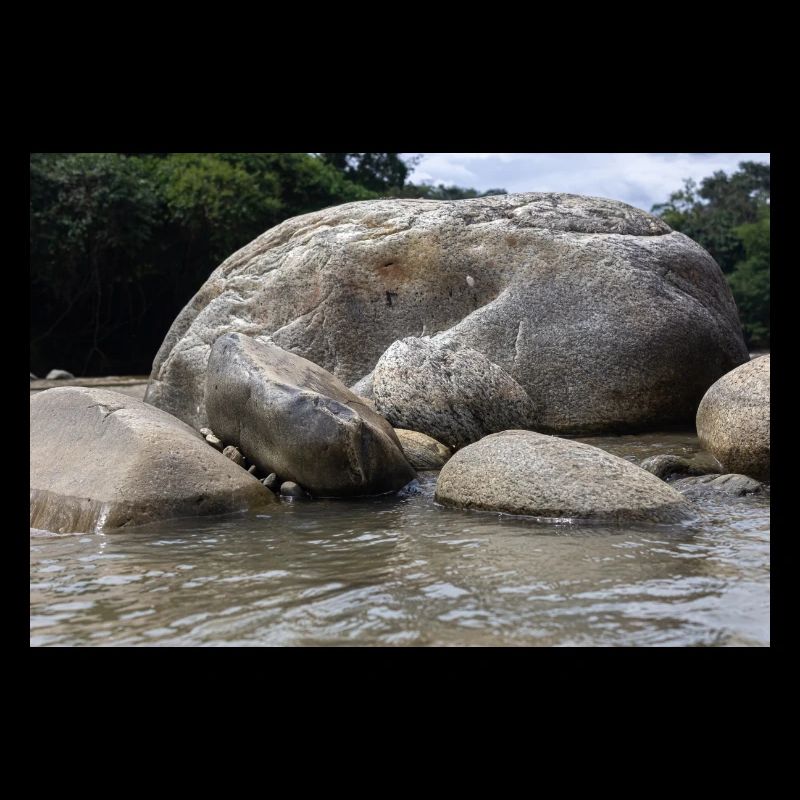 Felsen am Fluss