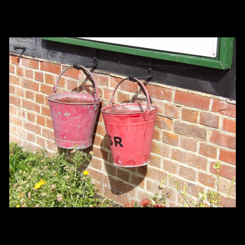 Verwitterte rosa Garteneimer