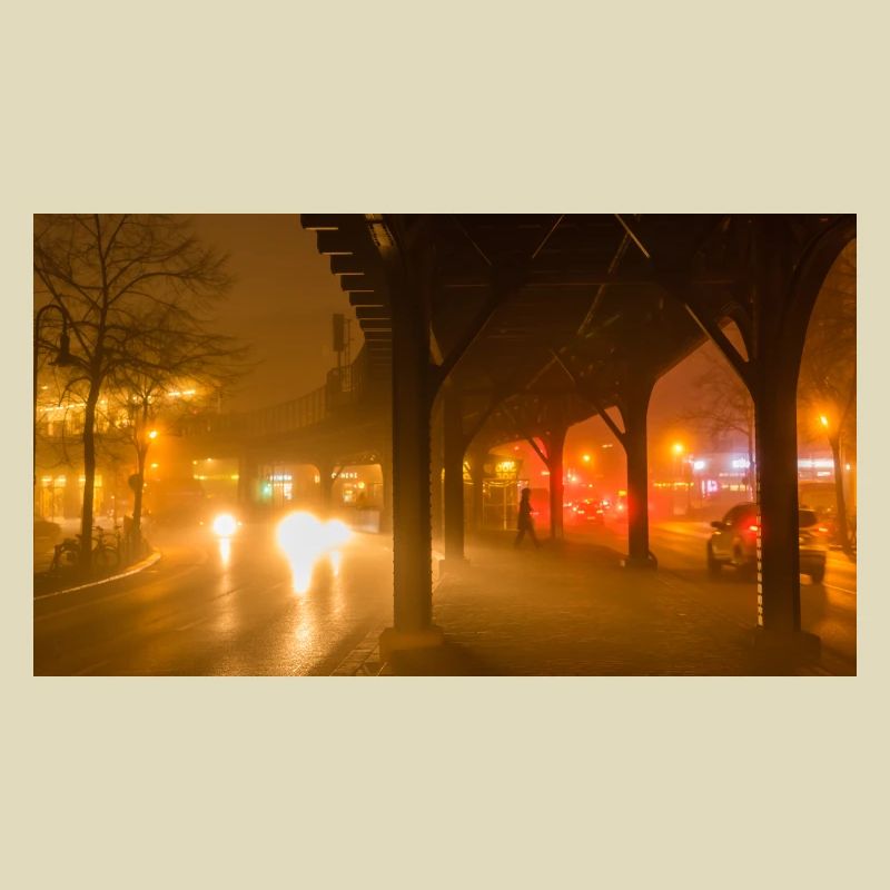 Hochbahn am nebligen Abend