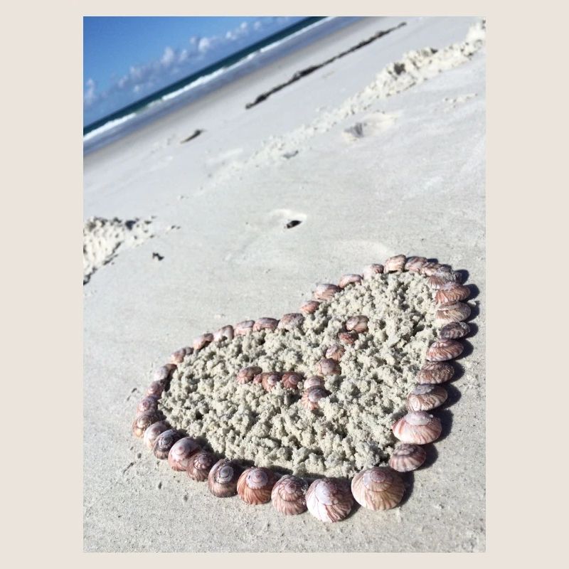Herz aus Muscheln am Strand