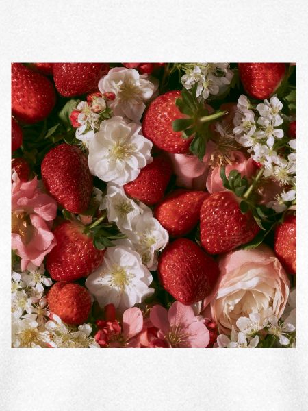 Romantische Erdbeeren und Blumen