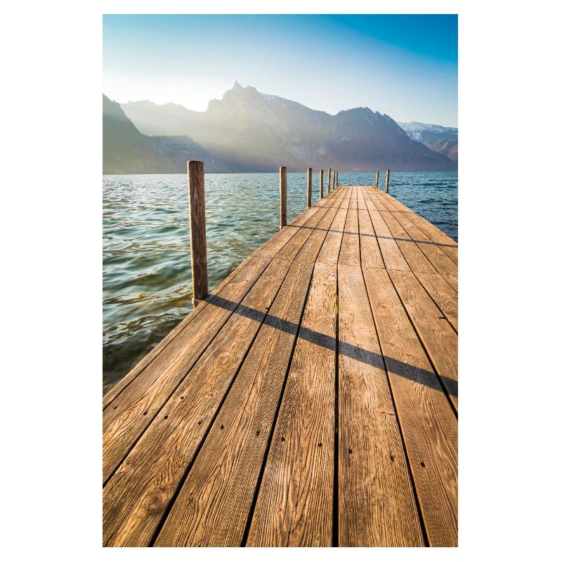 Holzsteg am Bergsee im Sonnenlicht